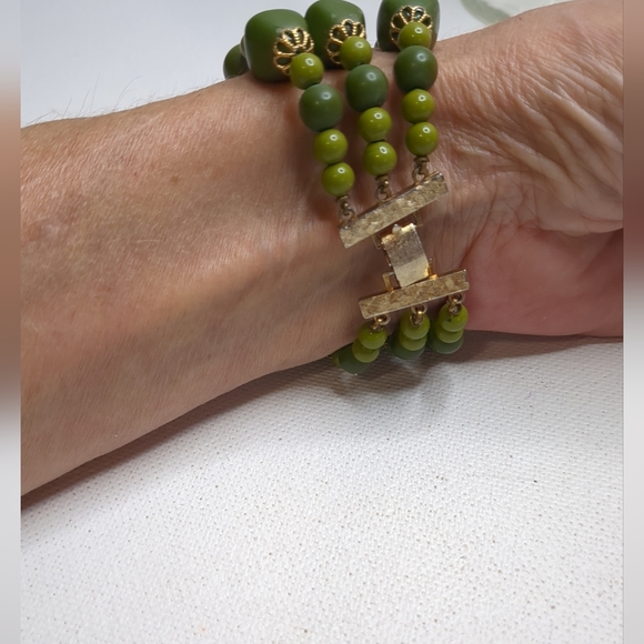 Triple stand Vintage Green beaded bracelet with gold tone closure - Picture 5 of 9